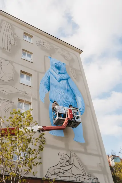 Die Wandgestaltung namens "Souvenir" ist Teil der Ausstellung "(NO) Funny Games". Es entstand in Zusammenarbeit mit Calle Libre, dem Verein für Kunst und Kultur im öffentlichen Raum.  | Foto: Marlene Nemeth/Calle Libre