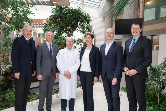Geza Gemes mit Vertretern der Kages bei der offizellen Präsentation vor wenigen Wochen. | Foto: Kages/Paller