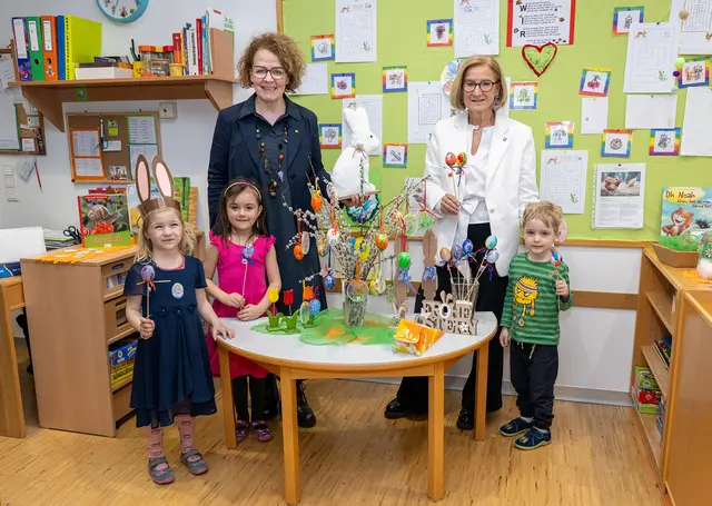 Landeshauptfrau Johanna Mikl-Leitner und Familien-Landesrätin Christiane Teschl-Hofmeister mit Lara, Allesia und Alexander. | Foto: NLK Burchhart
