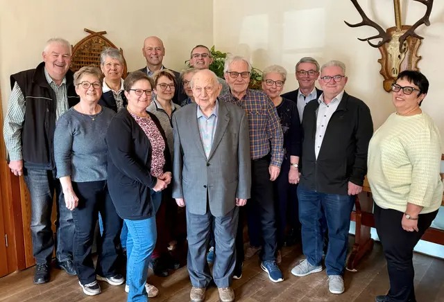 Albert Zwickl aus Raabs an der Thaya mit etlichen Gratulanten. | Foto: Stadtgemeinde Raabs