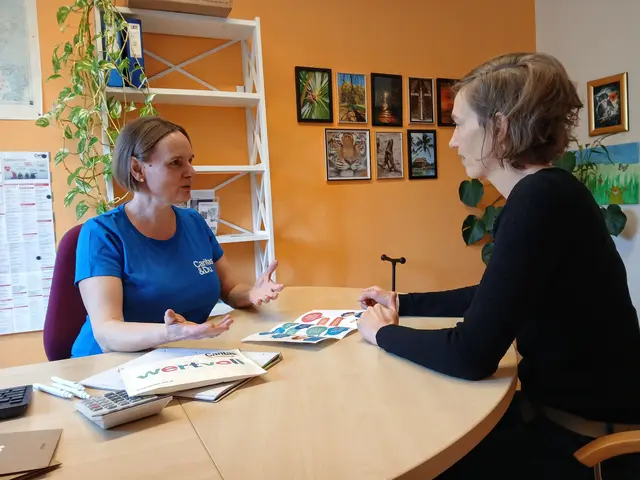 Veronika Rechberger von der Caritas-Sozialberatungsstelle Rohrbach bei einer Beratung. | Foto: Caritas