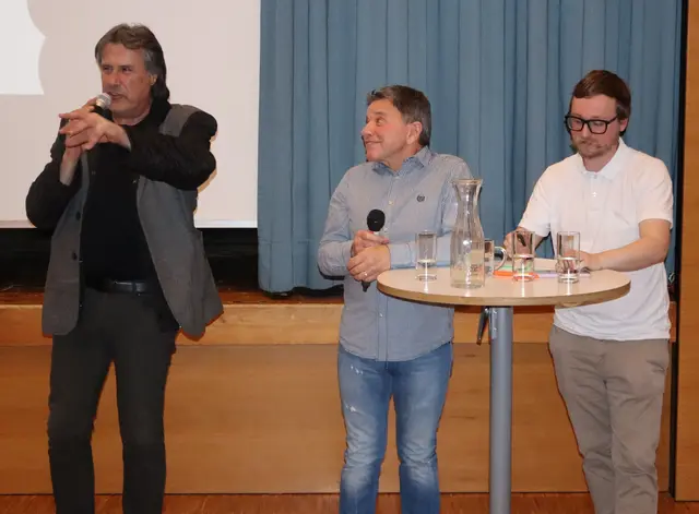 Bürgermeister Ingo Mayr, Martin Kapferer und Benjamin Köll bei der Präsentation von GINU im Gemeindesaal Roppen.  | Foto: Tatschl