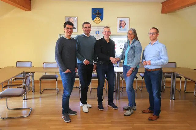 v.l.n.r.: Manfred Bürger (Obfraustellvertreter der EEG Lanzenkirchen), GGR DI Christoph Stelzer (Bad Erlach), Gerald Steurer-Pernsteiner (Obmann der EEG Bad Erlach), Sabina Doria (Obfrau der EEG Lanzenkirchen) und Bernhard Jeitler-Hainsl (Amtsleiter Lanzenkirchen) | Foto: Marktgemeinde Bad Erlach