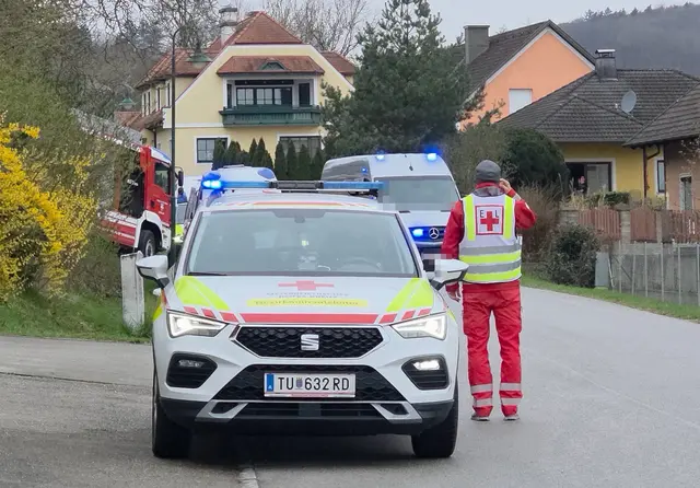 Polizei und Feuerwehr bei Hausdurchsuchung
