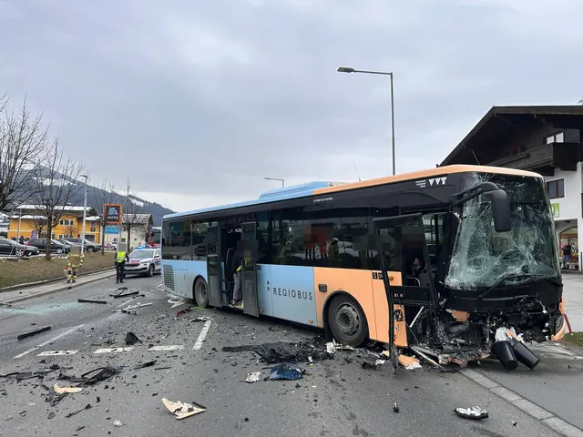 Der Bus kollidierte. mit dem PKW. Laut ersten Infos hat der Bus auch kurz gebrannt.  | Foto: zoom.tirol
