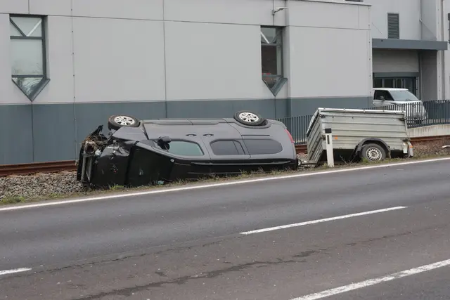 Ein Pkw kommt in Steinhaus von der Fahrhab ab, überschlägt sich samt Anhänger und landet auf dem Bahndamm der Almtalbahn.