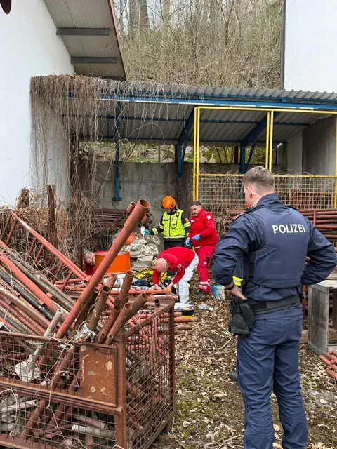 Eine Person befand sich am 1. April 2026 in einem ehemaligen Firmenareal in Brunnenthal zwischen Mauer und abgestellten Gerüstteilen in einer misslichen Situation. | Foto: FF Schärding