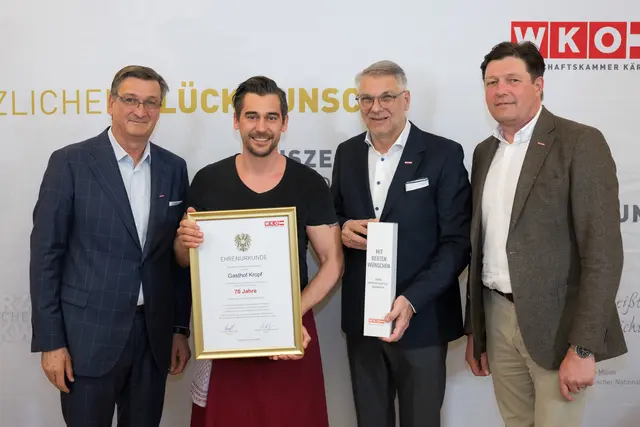 Der Gastgeber Andreas Morolz (2. v. l.) wurde mit dem Gasthof Kropf selbst für 70 Jahre erfolgreiche Unternehmensführung ausgezeichnet. Es gratulierten (v. l.) WK-Präsident Jürgen Mandl, WK-Bezirksstellenobmann Rudolf Bredschneider und WK-Tourismusspartenobmann Josef Petritsch.  | Foto: WKK | Florian Mori Fotografie