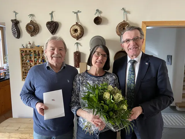 Walter und Gabriela Fürbacher feierten Goldene Hochzeit. Franz Piribauer gratulierte. | Foto: Stadt Wiener Neustadt/Weller