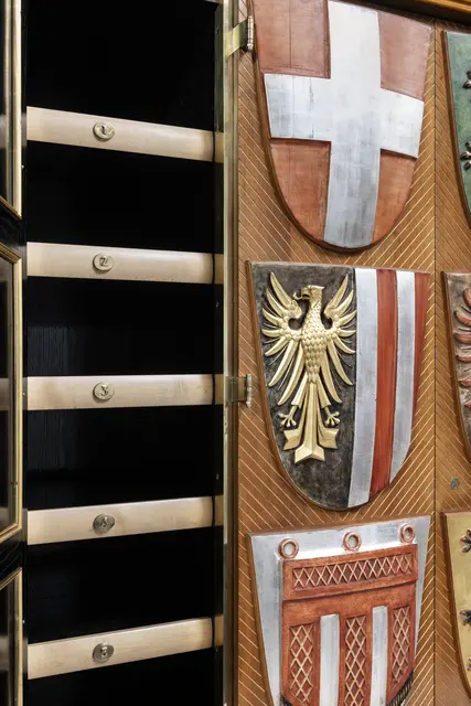 Detail Wappenschrank, Architekt Oswald Haerdtl, BKA - altes Bundeskanzlerzimmer. | Foto: Bundesmobilienverwaltung/Edgar Knaack