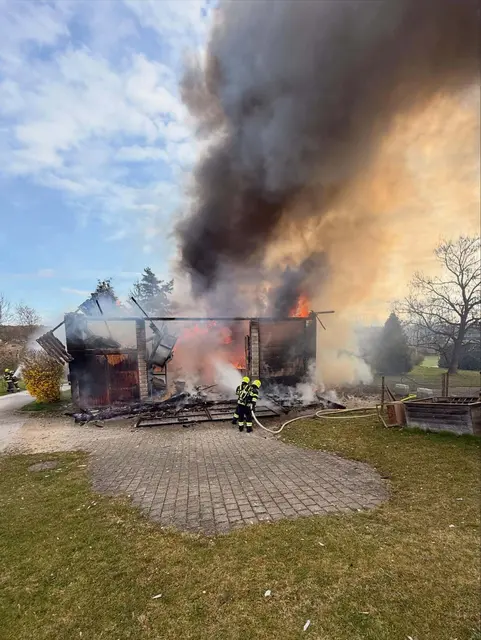 Rund drei Stunden kämpften die Feuerwehrleute gegen die Flammen an. | Foto: FF Köppling