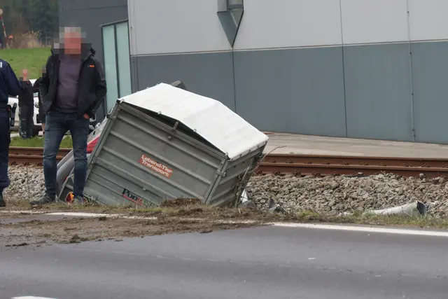 Ein Pkw kommt in Steinhaus von der Fahrhab ab, überschlägt sich samt Anhänger und landet auf dem Bahndamm der Almtalbahn.