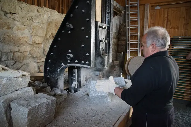 Rupert Thaller bei der Arbeit am Kleinsthammer.  | Foto: Helmut Eder