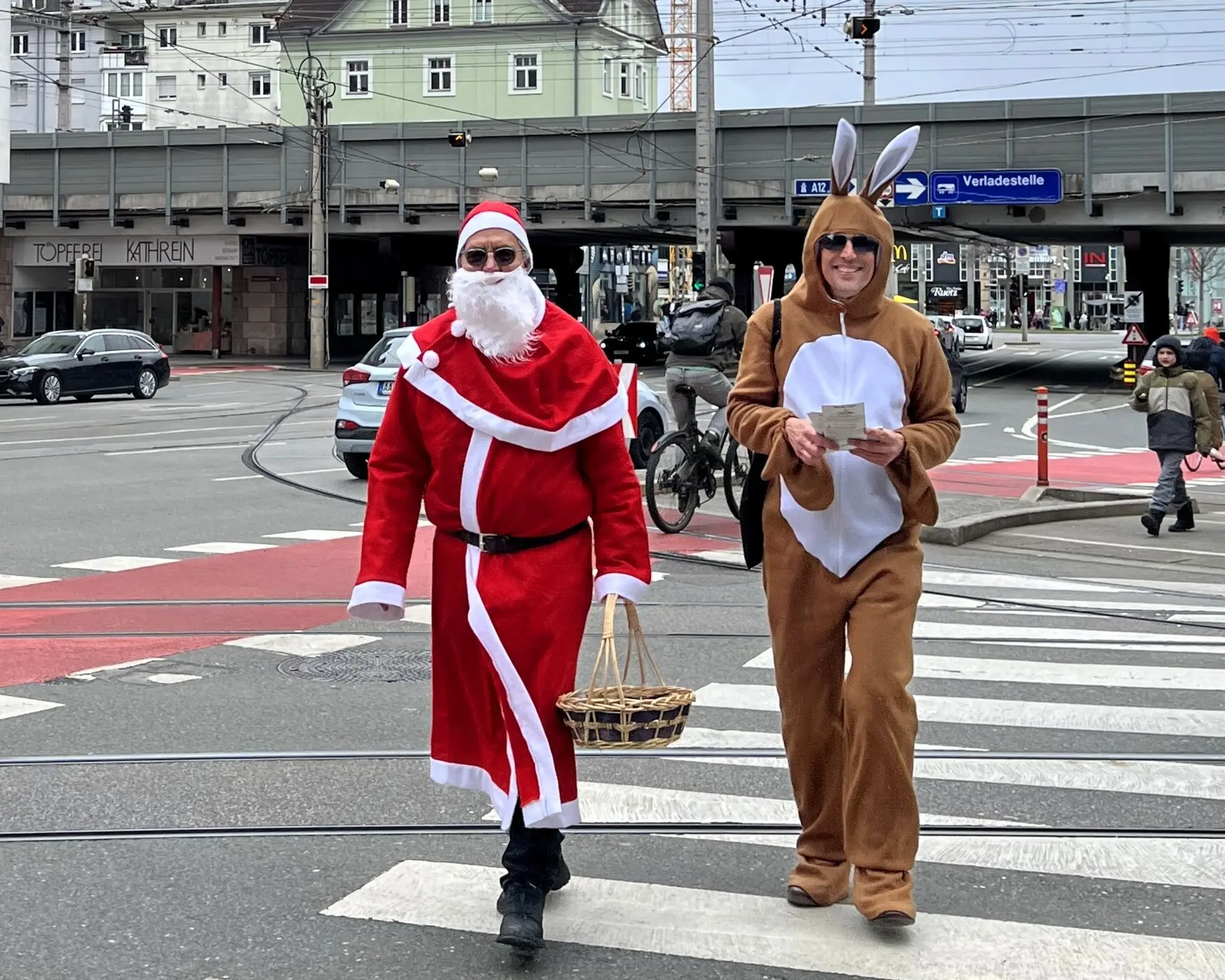 Karfreitag in Innsbruck: Osterhase & Weihnachtsmann sorgen für Aufsehen