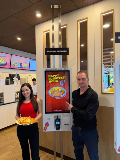 Boglarka Gal, Restaurantleiterin in Oberwart, und Mister Goldino Bernd Stangl laden alle Schnitzelliebhaber im April zur Happy Hour ein. | Foto: goldino