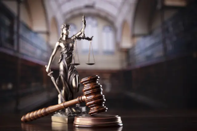 Die Justitia als Symbol der Rechtsprechung: Am Bezirksgericht Traun wurde ein Lokalpolitiker nach einem umstrittenen Vorfall in Ansfelden freigesprochen. Das Urteil ist nicht rechtskräftig. | Foto: zolnierek_smarterpix