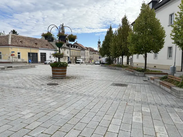 Am Kalvarienbergplatz soll es grüner werden. Die Bevölkerung kann sich beteiligen.  | Foto: Stefan Schneider/MeinBezirk