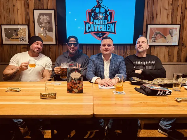 Veranstalter Marcus Vetter (2.v.r.) mit den Wrestlern Bambikiller, James Storm und Michael Kovac (v.l.) | Foto: Prater Catchen