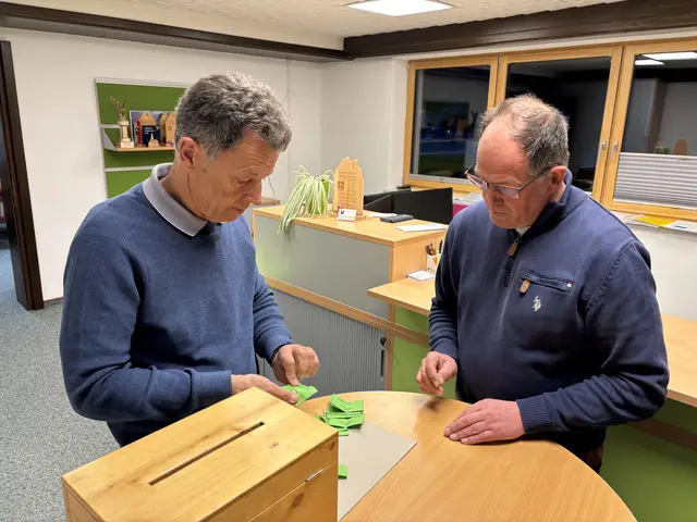 Franz Barbist (li) und Peter Besler (re) zählten die abgegebenen Stimmen aus. | Foto: MeinBezirk/Günther Reichel