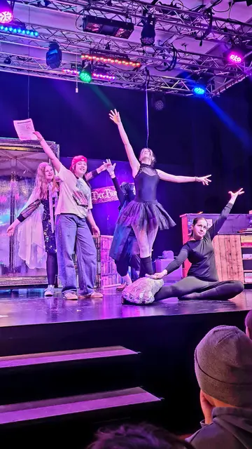Begeisterung für das Musical „Men in Pink“ der 4C-Klasse im Forum der Musikmittelschule. | Foto: MMS St. Johann