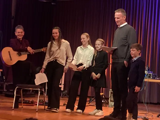 "Musik nimmt einen hohen Stellenwert in unserer Familie ein", so die Mutter von vier Kindern. Ihre zweite große Leidenschaft ist das Skifahren. | Foto: Privat