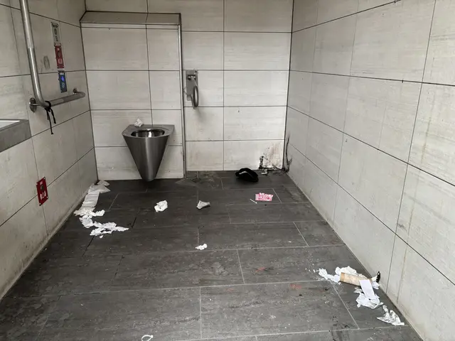 Die Kabinen der Toiletten werden regelmäßig verschmutzt hinterlassen. Die MA 48 reinigt und kontrolliert die Anlage regelmäßig. | Foto: Z.V.g.