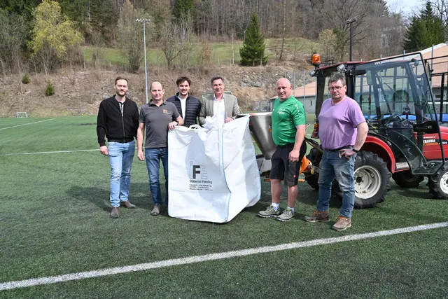 Lukas Pessl (Leiter Referat Liegenschaften), Franz Fuchsluger (Leiter des After-Sales-Service bei IFE), Samuel Lagler (Referat Liegenschaften), Bürgermeister Werner Krammer, Peter Fuchsluger (Bauhof) und Ludwig Schörghofer (Referat Liegenschaften) (v.l.). | Foto: Stadt Waidhofen a/d Ybbs
