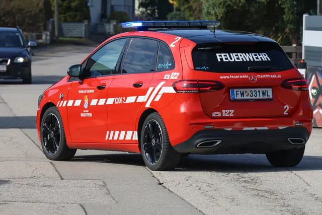 In Weißkirchen schafften es die Rettungskräfte nur dank der Drehleiter der Feuerwehr, einen Patienten ins Krankenhaus zu bringen. | Foto: laumat.at