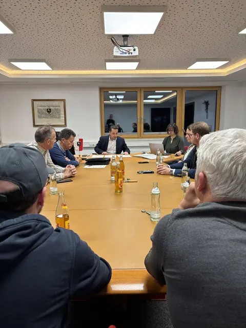 Daniel Müller (Bildmitte, hinten) hat dauerhaft auf dem Stuhl des Bürgermeisters Platz genommen. | Foto: MeinBezirk/Günther Reichel