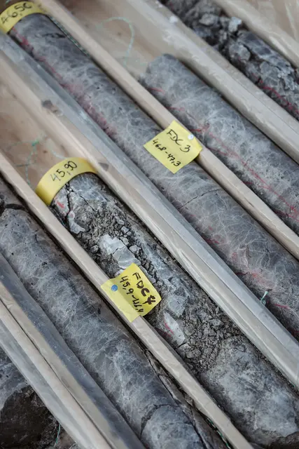 Die gewonnenen Bohrkerne geben Auskunft über die Gesteinsschichten in mehreren Kilometern Tiefe. | Foto: EVN / Matejschek