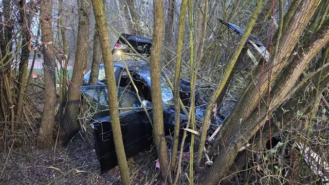 Das Fahrzeug war im Wald eingeklemmt. | Foto: FF Walchshausen