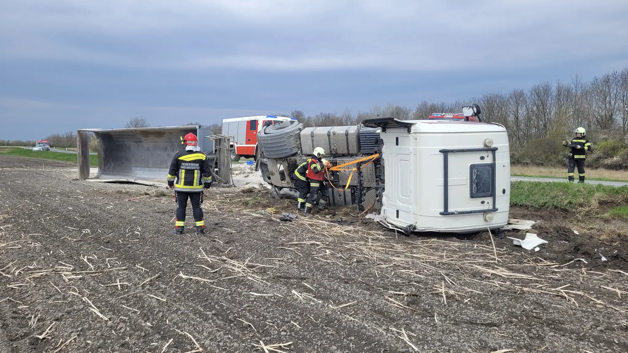 Major operation in Lassee: Truck overturns on L5, road closed for hours - ...