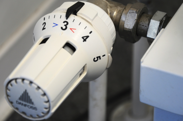 Der Umstieg von fossilen Heizkesseln auf erneuerbare Systeme wie Wärmepumpen oder Pelletsheizungen gilt als zentraler Hebel zur Senkung von Energieverbrauch und CO₂-Emissionen im Gebäudebereich. | Foto: Björn Hartwig