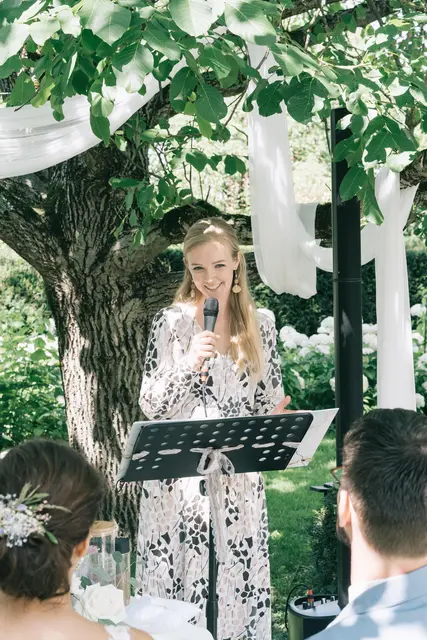 Julia Hackl unter Österreichs besten Traurednern nominiert