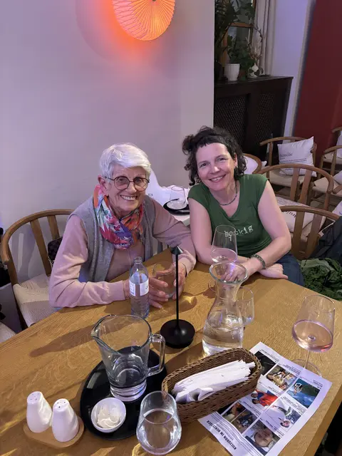 Ein Gläschen Weißwein zu einem kulturellen Event | Foto: Lukas Leidenfrost