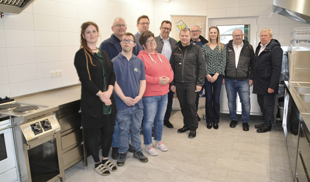 Vertreter vom Verein Zuversicht bzw. der Zuversicht GmbH, von Firmen sowie Mitarbeiter freuen sich über den neuen Verarbeitungsraum. | Foto: MeinBezirk