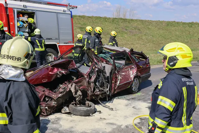 Frontalcrash bei Fraham - Lenker eingeklemmt und verletzt