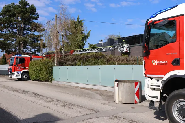 In Weißkirchen schafften es die Rettungskräfte nur dank der Drehleiter der Feuerwehr, einen Patienten ins Krankenhaus zu bringen. | Foto: laumat.at