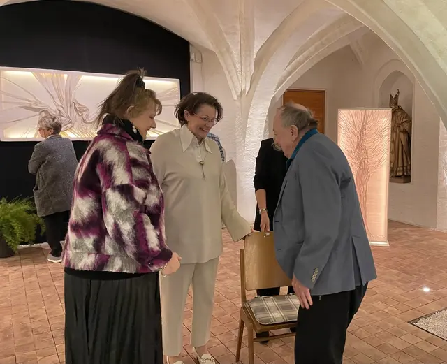 VerbINNdungen-Kuratorin Andrea Schilz, Margit Wimmer-Fröhlich und Johann Wutscher | Foto: Josef Goldhofer