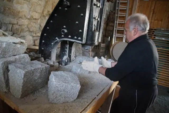 Rupert Thaller bei der Arbeit am Kleinsthammer.  | Foto: Helmut Eder