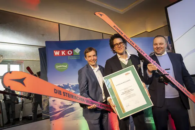 Nach sieben Jahren als Obmann der steirischen Seilbahnen in der WKO legt der Stuhlecker Fabrice Girardoni (Mitte) seine Aufgabe ab sofort in die Hände seines Nachfolgers Daniel Berchthaller (rechts). | Foto: Lunghammer