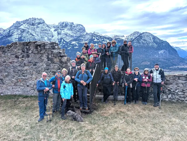 Viele Wanderfreudige aus dem Möll- und Drautal besichtigten gemeinsam die Stronacher Erdpyramiden in Dölsach. | Foto: Gerda Fleißner