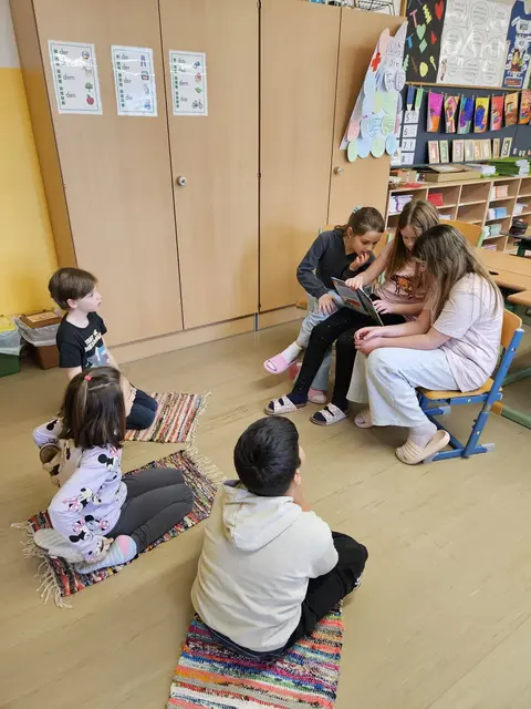 ie Kinder der dritten Klassen luden die Schülerinnen und Schüler der ersten Klassen zu einer abwechslungsreichen Lesereise ein.