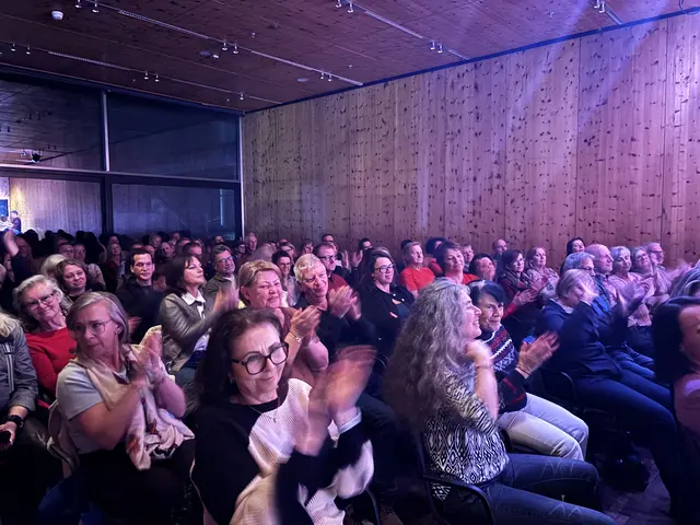 Ein vller Saal in der SichtBar. Gerhard Angere und sein Team konnten sich über viele Gäste freuen.  | Foto: Haun