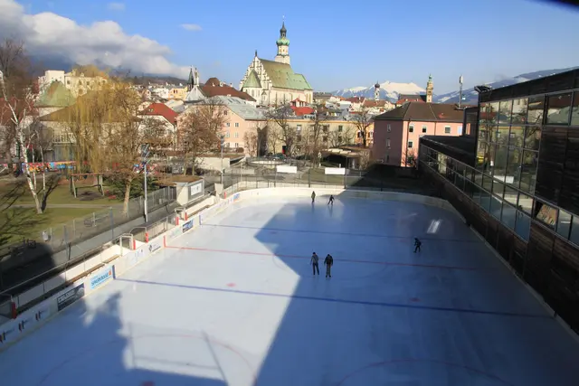 Gute Nachrichten: Nach der Sanierung der Volksschule Schönegg könnte auch der Eislaufplatz in Hall in Tirol wieder aktiviert werden. Derzeit wird eine Umsetzung geprüft. | Foto: Hall AG