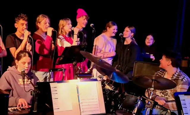 Die Schülerinnen und Schüler bei ihrer Performance. | Foto: MMS St. Johann