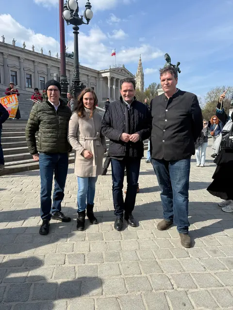 Bauernbundpräsident Georg Strasser, Jungbauernsprecherin Viktoria Hutter, Bundesminister Norbert Totschnig und Veranstalter vom Bündnis Zukunft Landwirtschaft Ernst Tschida. | Foto: Jungbauern