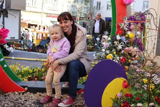Groß und Klein genossen die Sonne am Freitag und schlenderten durch den Ostermarkt. | Foto: MeinBezirk/Chiara Kresse