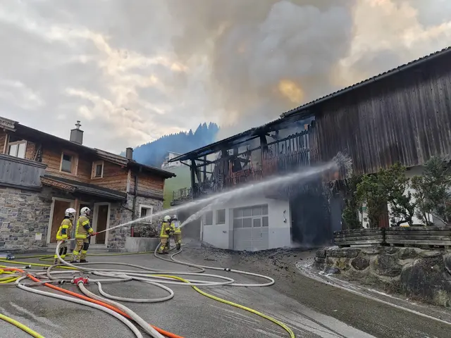 Ein Stall stand in Kaltenbach in Flammen, die Einsatzkräfte waren rasch vor Ort. | Foto: ZOOM-Tirol