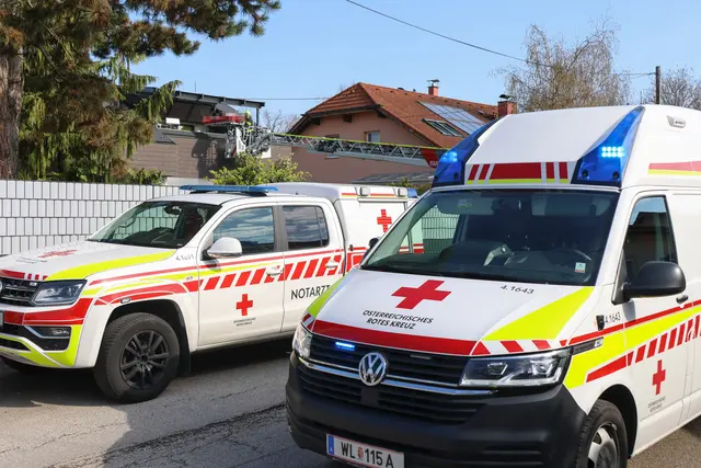 In Weißkirchen schafften es die Rettungskräfte nur dank der Drehleiter der Feuerwehr, einen Patienten ins Krankenhaus zu bringen. | Foto: laumat.at